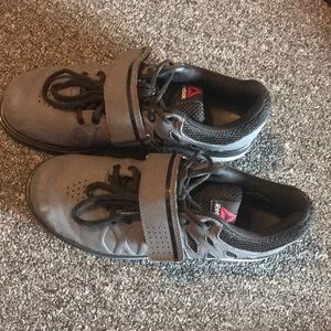 Weightlifting shoes